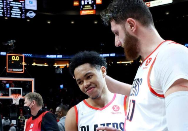 开云电子-一夜蜕变！安芬尼·西蒙斯：砍生涯新高送别外公